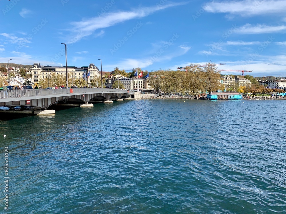 Stadt Zürich -Schweiz mit Quaibrücke, welche das  Bellevue und den Bürkliplatz miteinander verbindet.