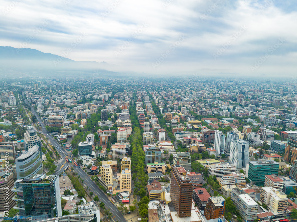 Imagem aérea de Santiago do Chile durante primavera. 