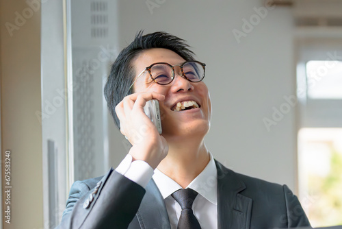 電話応対するビジネスマン © YUTO PHOTOGRAPHER