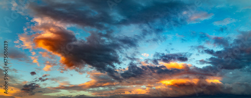 Fotografia Dramatic afterglow illuminating colorful sunset sky over dramatic storm clouds