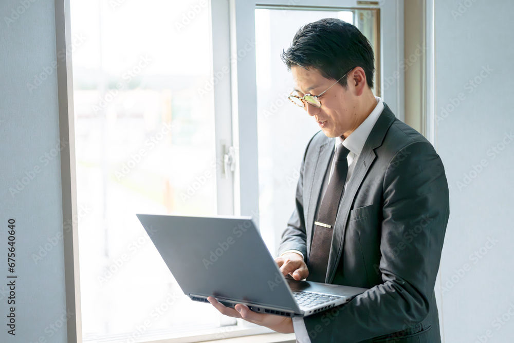 PCを操作するビジネスマン PCを操作するビジネスマン