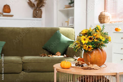 Pumpkins with flowers and f...