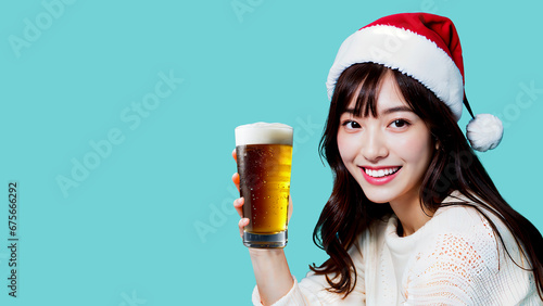 サンタの帽子を被り、ビールを持っている女性