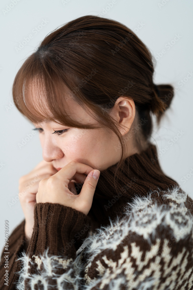 ニットを着た女性 ニットを着た女性