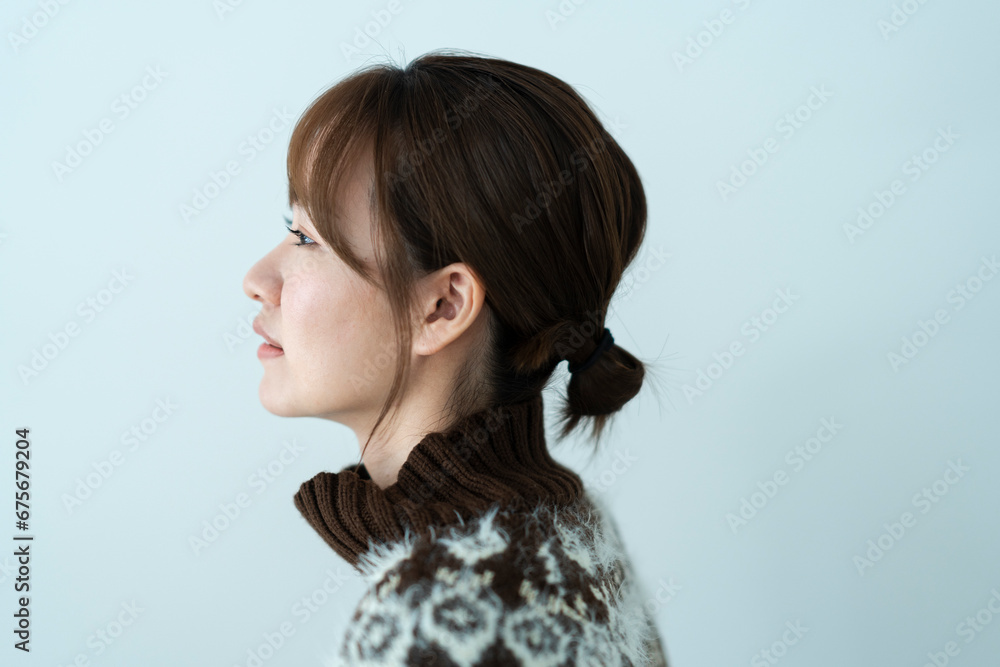 ニットを着た女性 ニットを着た女性