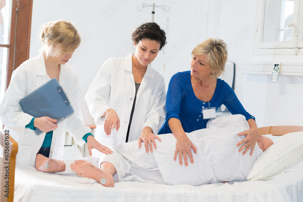 Obraz premium doctors and nurses working on patient in emergency room