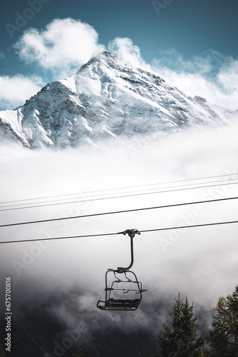Sessellift mit verschneitem Berg Lenzerhorn im Hintergrund auf der Lenzerheide