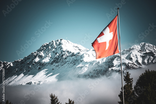 Wechsel der Jahreszeiten, vom Herbst zum Winter in den Schweizer Alpen mit Schweizer Fahne, Lenzerheide