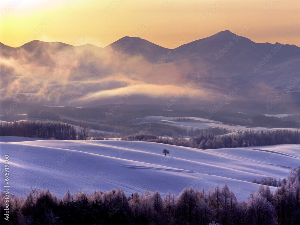 Fototapeta premium 凍てついた朝の十勝岳連峰(上富良野町)