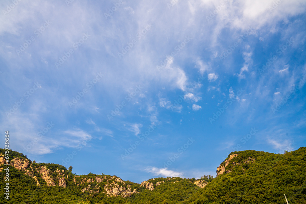 Mountains and forests under the sky