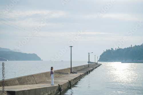 海を散策する女性