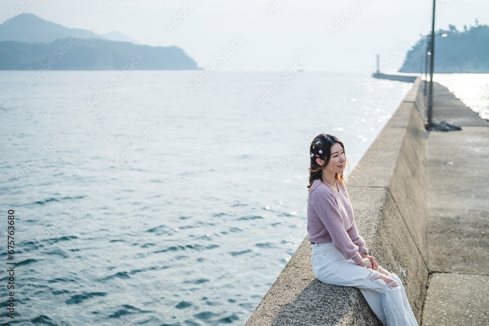 海を散策する女性 海を散策する女性