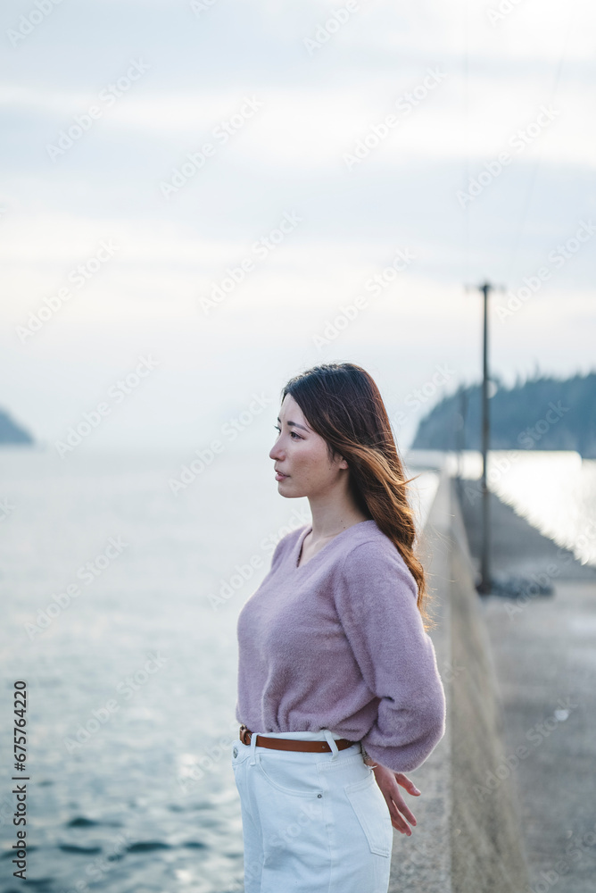 島の海を観光する女性