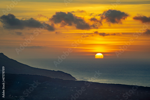 Il sole tramonta sull oceano  inondando il cielo di colori mozzafiato. L immagine    un ode alla bellezza della natura  e cattura la magia del tramonto.