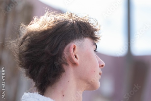 Foto Young man showing a mullet hairstyle.