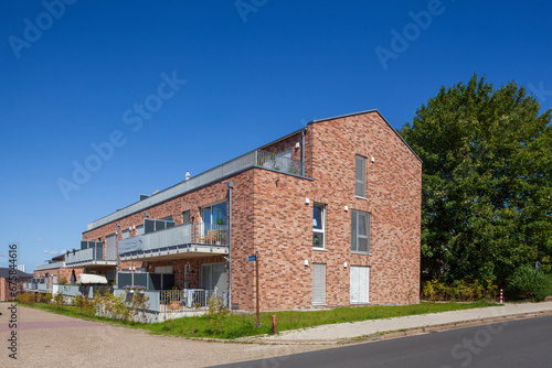 Mehrfamilenhaus aus Backstein, Wohngebäude, Varel, Niedersachsen, Deutschland, Europa © detailfoto