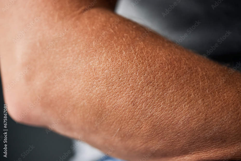 Naklejka premium Close-up of a middle-aged man's hand skin, looking hydrated after putting on moisture.