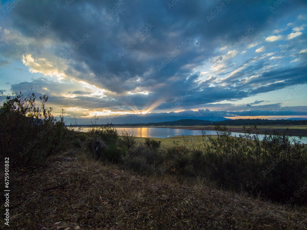 Obraz premium Autumn cloudy sunrise at Gabriel y Galan reservoir, Caceres, Spain