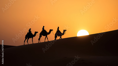 dromadaires avec des personnes dessus qui montent la pente d une dune dans le d  sert au soleil couchant