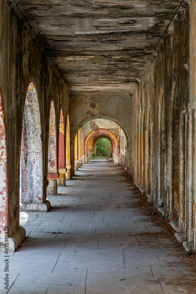 Säulengang in einem alten, verlassenem Gebäude
