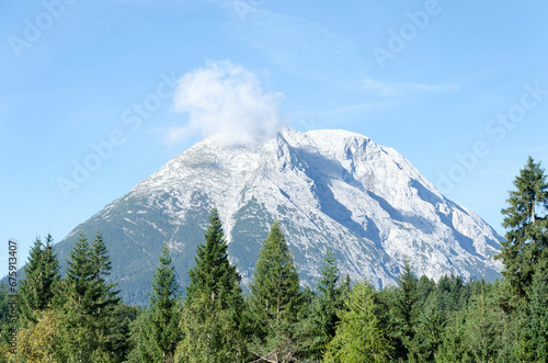 Die Hohe Munde in Leutasch, Tirol. Freistehender Berg mit blauem Himmeel