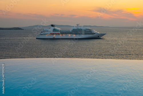 Cruise with infinity pool view at Mykonos © Kyrenian