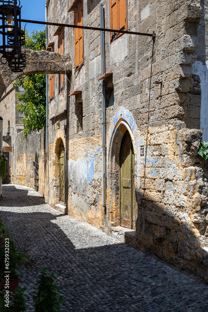 Wohnhäuser und enge Gassen in der Altstadt von Rhodos