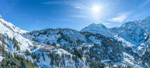 Strahlender Sonnenschein und frischer Schnee bei Schröcken am Hochtannbergpass in Österreich photo