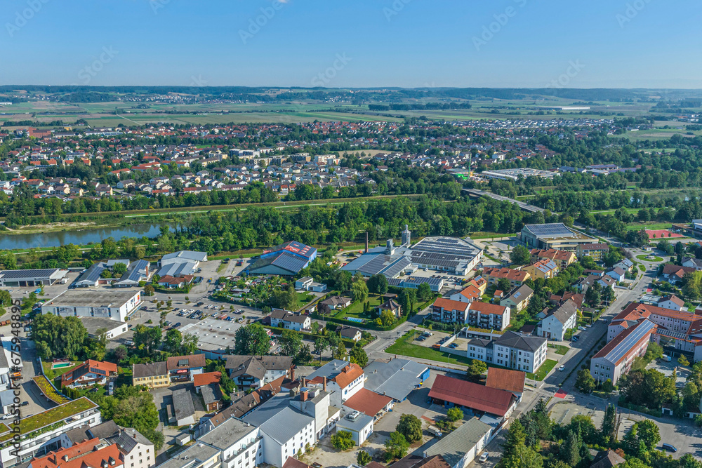 Die niederbayerische Kreistadt Dingolfing im Luftbild, Blick über die Stadt auf Stadtbezirke nördlich der Isar