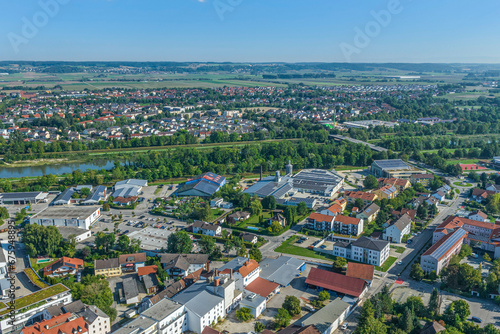 Die niederbayerische Kreistadt Dingolfing im Luftbild, Blick über die Stadt auf Stadtbezirke nördlich der Isar © ARochau