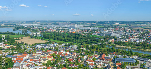 Dingolfing in Niederbayern von oben, Ausblick auf die Zentren der Automobil-Industrie nördlich der Isar