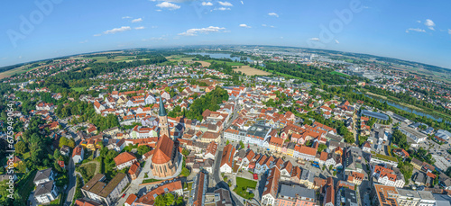Panoramablick über die Altstadt der niederbayerischen Kreistadt Dingolfing