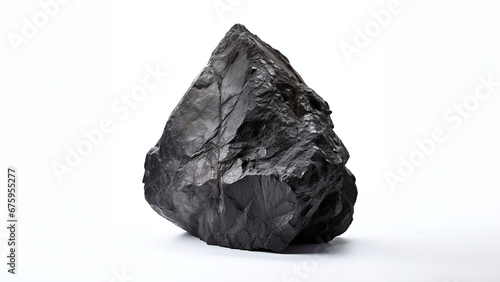 Detailaufnahme eines dunklen, strukturierten Steins vor einem weißen Hintergrund, hervorhebend seine natürliche Beschaffenheit
