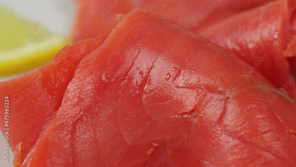 tranches de saumon fumé sauvage dans une assiette tranches de saumon fumé sauvage dans une assiette