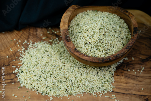 Superfood geschälte Hanfsamen auf Olivenholz