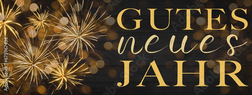 Gutes neues Jahr 2024 Silvester Neujahr Feiertag Grußkarte lang Banner Panorama - Goldenes Feuerwerk, Hintergrund schwarze Holzwand photo