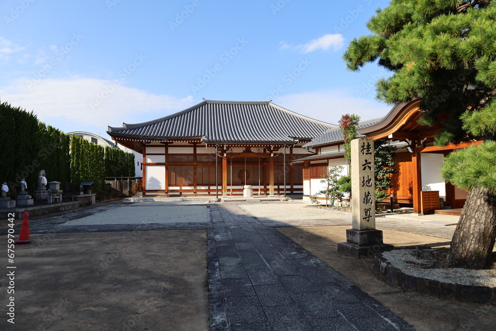  A japanese temple : Katsura-roku-jizo-son Temple 
 in Kyoto City 日本のお寺：京都市にある桂六地蔵尊
