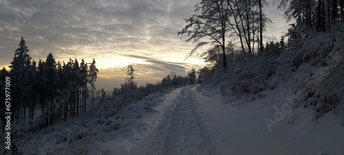 Śnieżna droga o zachodzie słońca © MrFeusz