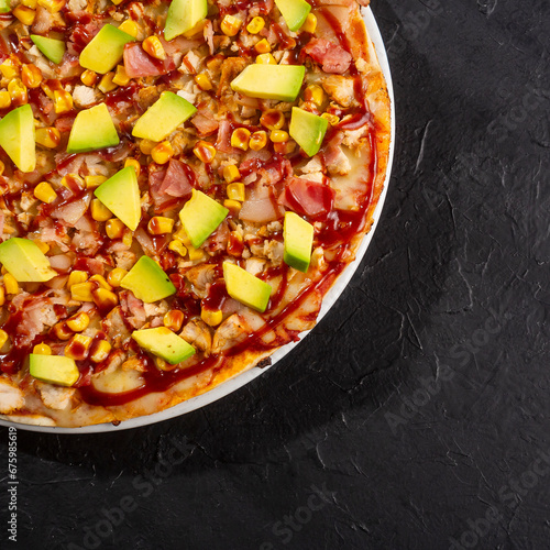 Charcoal chicken pizza with BBQ sauce - Bacon, corn, avocado and Neapolitan sauce