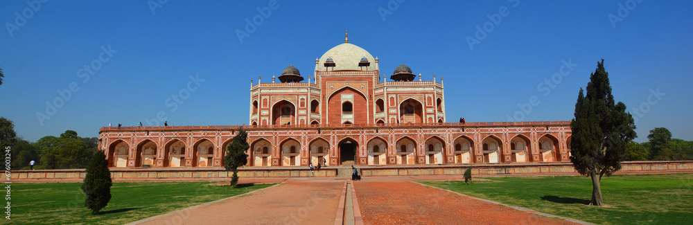  Humayun's tomb is the tomb of the Mughal Emperor Humayun in Delhi, India.The tomb was commissioned by Humayun's first wife and chief consort, Empress Bega Begum 