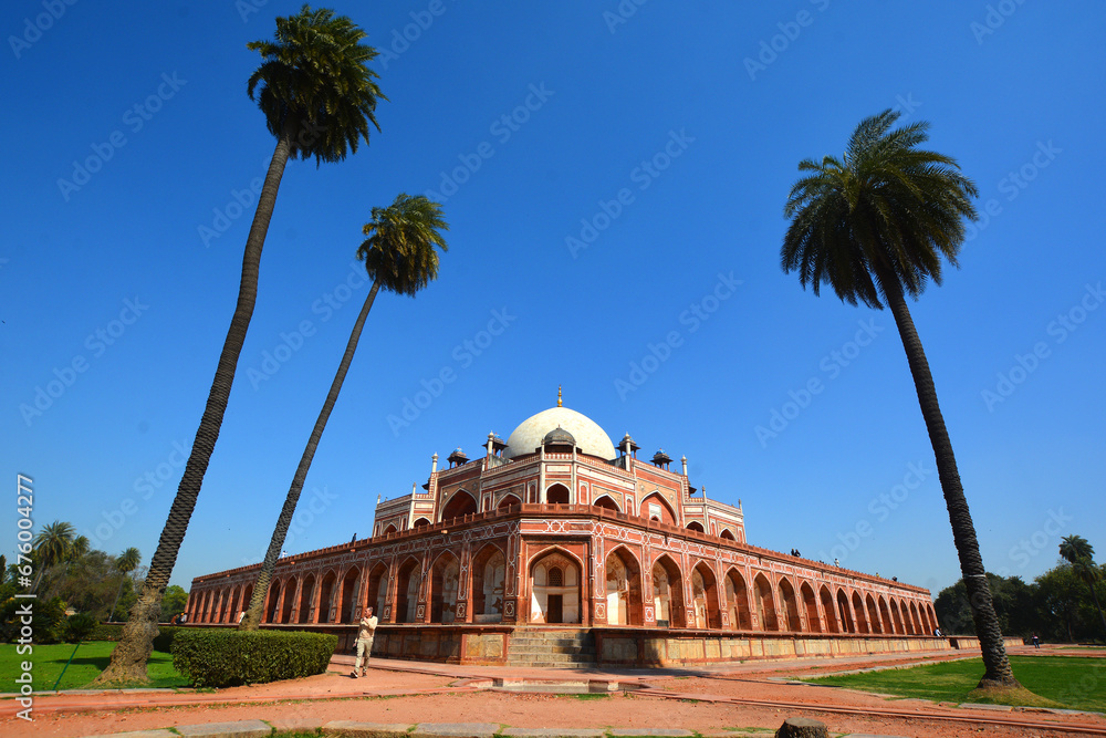 Humayun's tomb is the tomb of the Mughal Emperor Humayun in Delhi, India.The tomb was commissioned by Humayun's first wife and chief consort, Empress Bega Begum 