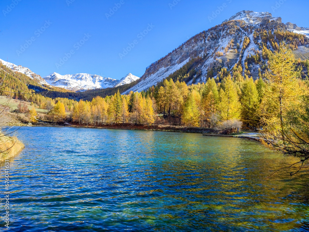 Fototapeta premium Paysage de montagne à l'automne avec un léger manteau de neige dans les Alpes du Sud en France