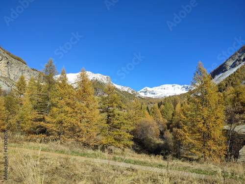 Paysage de montagne à l'automne avec un léger manteau de neige dans les Alpes du Sud en France