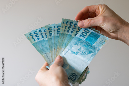 Mão segurando dinheiro, notas de Real Brasileiro photo