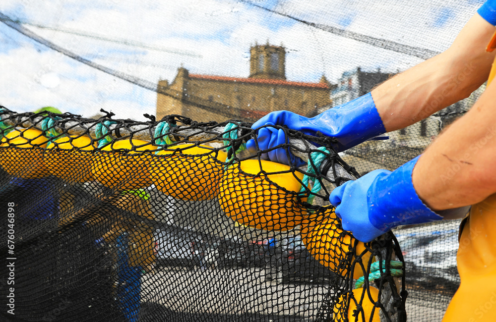 pescadores descargando las redes a mano en el puerto de getaria país vasco 4M0A8047-as23 - obrazy, fototapety, plakaty 
