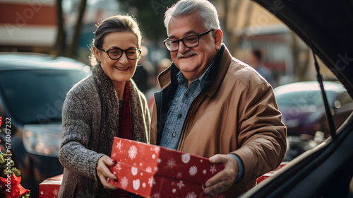 Pareja de adultos latinos con cajas de regalos que están guardando dentro de la cajuela de un auto