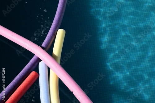 palos de porespan de varios colores en la piscina photo
