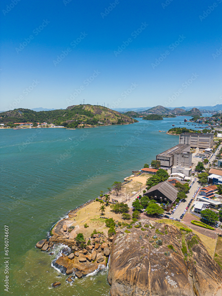 Imagem aérea da 3ª ponte e canal de Vitória com convento da penha ao fundo e porto de Vila Velha.