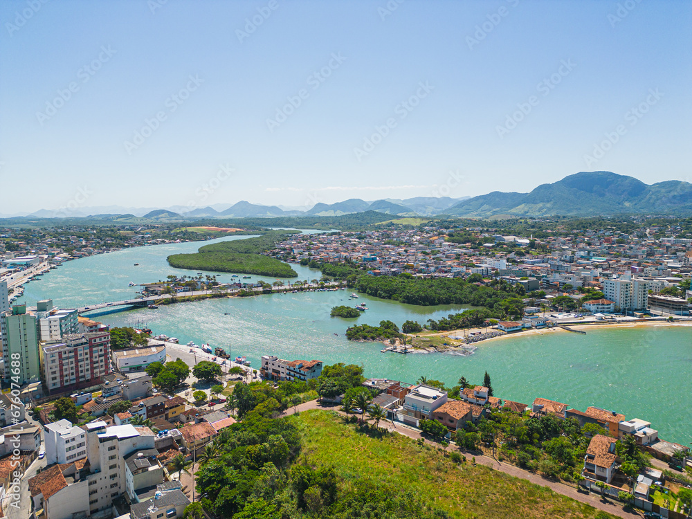 Imagem aérea do Centro de Guarapari com ponte e canal ao fundo.