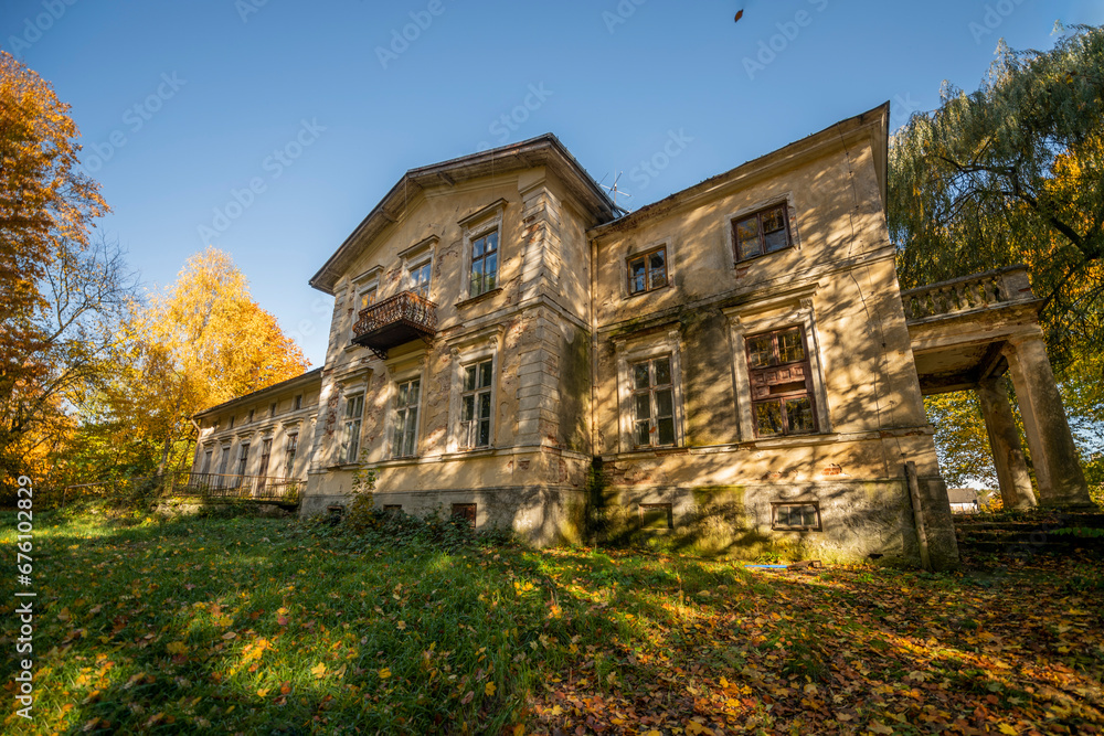 The Forgotten Renaissance Manor: A Cinematic Setting in Europe The Forgotten Renaissance Manor: A Cinematic Setting in Europe